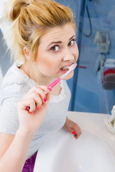 女人刷清洁牙齿特写 有趣的金发女郎 用牙刷在浴室里 口腔卫生 不寻常的广角视图 — 图库照片