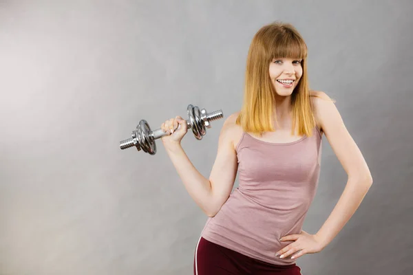 重いダンベルで家で働いている若い女性 家でのトレーニング フィット感と健康 — ストック写真