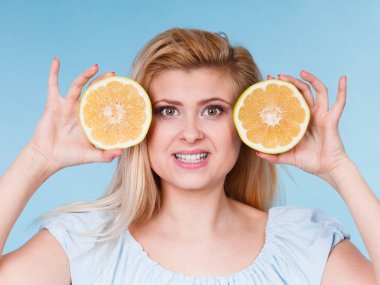 Meyve yarım limon tutan kadın