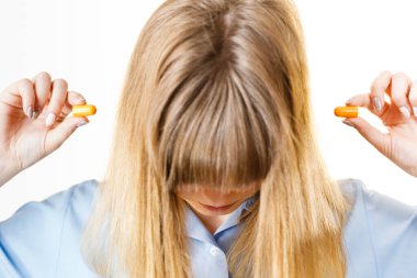 Kulak tıkacı koyarak kadın