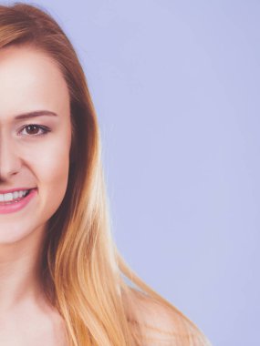 Mutlu gülümseyen sarışın kadın