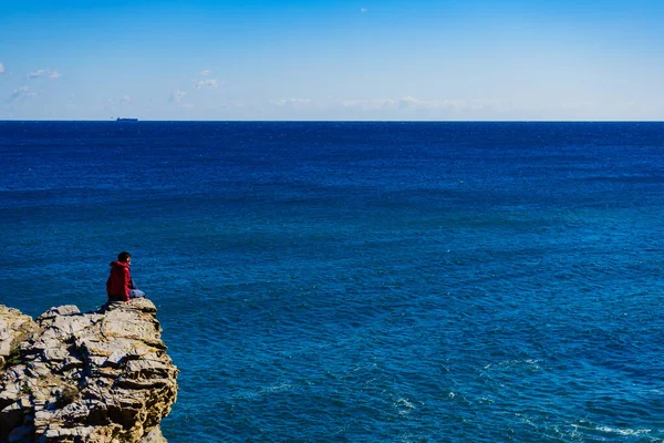 Turistkvinna på havsklippor i Spanien — Stockfoto