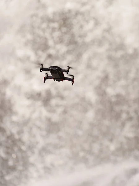 Drone che vola contro la cascata del fiume — Foto Stock