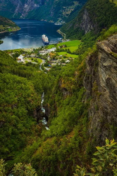 Fiyort üzerinde Cruise gemi, Geiranger köy Norveç. — Stok fotoğraf
