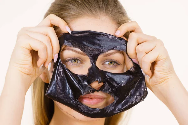 Dziewczyna usuwa czarną maskę z twarzy — Zdjęcie stockowe