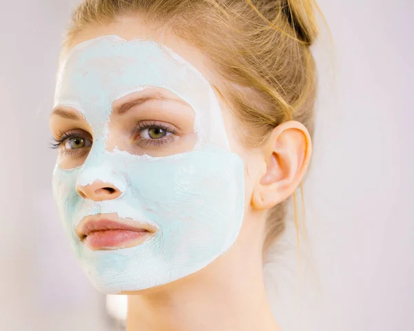 Chica con máscara de barro verde blanco en la cara — Foto de Stock