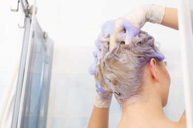 Toner şampuan saç üzerinde uygulama kadın