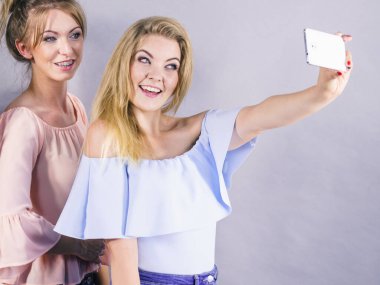 Şık kadın selfie alarak