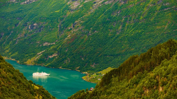 Fjord Geirangerfjord z statkiem wycieczkowym, Norwegia. — Zdjęcie stockowe