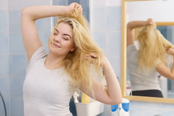 Счастливая свежая блондинка в ванной — стоковое фото