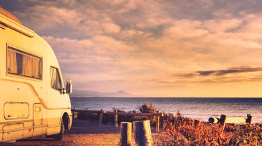 Sahilde Camper araba, doğada kamp