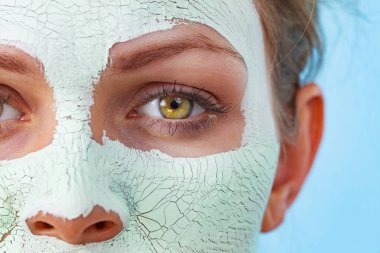 yüz çamur maskesi ile kız