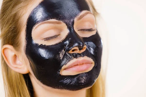 Kız siyah carbo kabuğu maskesi yüzünde kapalı — Stok fotoğraf