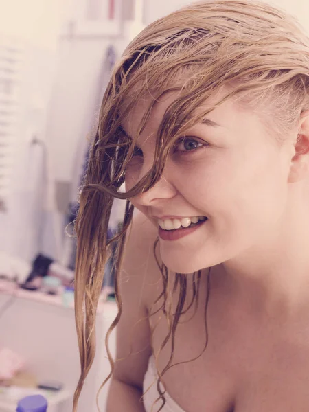 Mujer con cabello rubio mojado —  Fotos de Stock