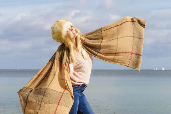 Fashionabla kvinna på stranden — Stockfoto