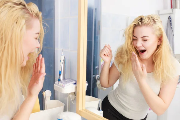 Счастливая женщина с мокрыми волосами в ванной — стоковое фото