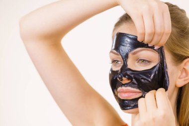 Kız siyah maskeyi yüzünden çıkarıyor