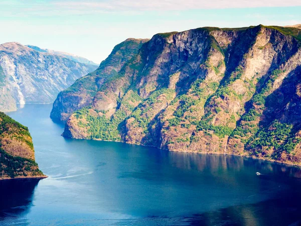 Fjord landschap Aurlandsfjord in Noorwegen — Stockfoto