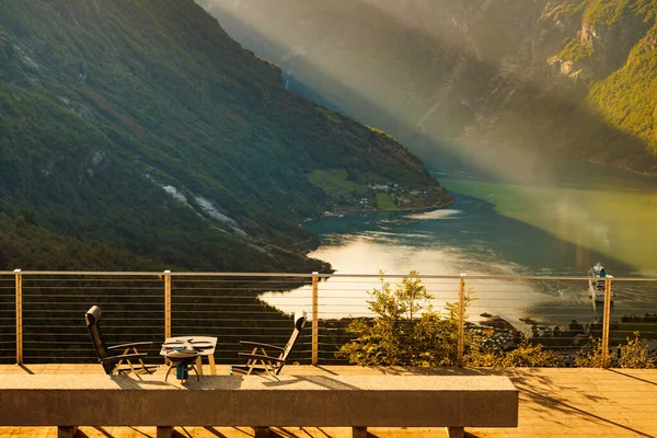 Mesa de cena con parrilla en noruego naturaleza — Foto de Stock