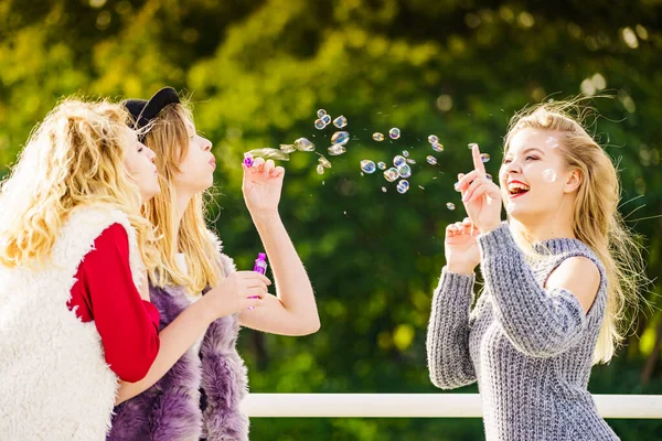 Femmes soufflant des bulles de savon, s'amusant — Photo