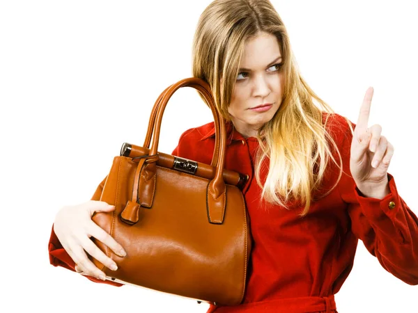 Mujer protegiendo su bolso — Foto de Stock