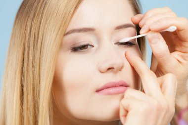 Başlarken kadın sanatçı tarafından yapılan makyaj