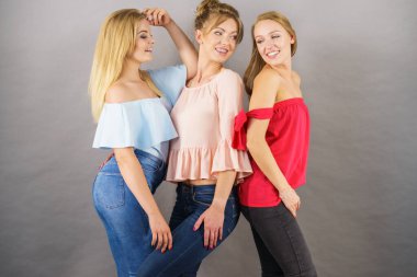 Olumlu bayan arkadaşlar eğleniyor.