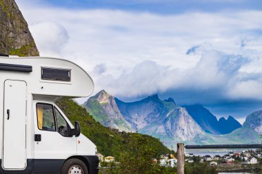 Fiyort üzerinde Camper araba, Lofoten Norveç