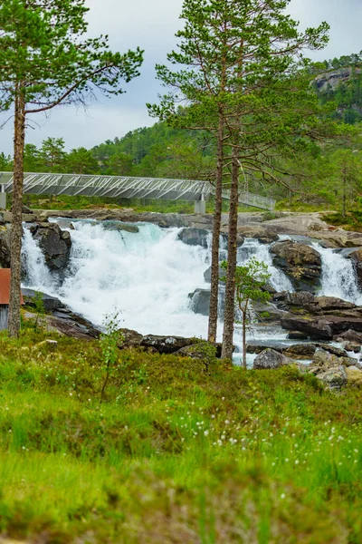 Híd és vízesés, Gaularfjellet Norvégia — Stock Fotó