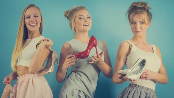Három nő mutatja a magas sarkú cipő — Stock Fotó