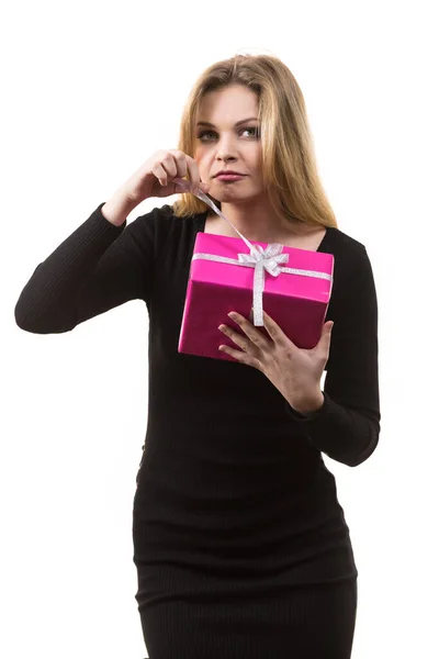 Κορίτσι άνοιγμα ροζ συσκευασία δώρου — Φωτογραφία Αρχείου