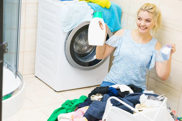 Женщина стирает одежду — стоковое фото
