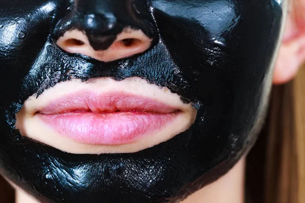 Mädchen schwarze Kohlenhydrate abziehen Maske auf dem Gesicht — Stockfoto