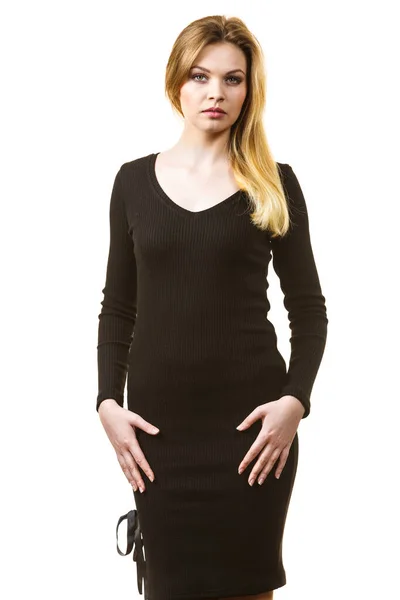 Kvinna som bär svart klänning — Stockfoto