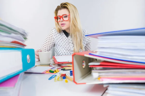 Donna felice in ufficio bere caffè caldo — Foto Stock