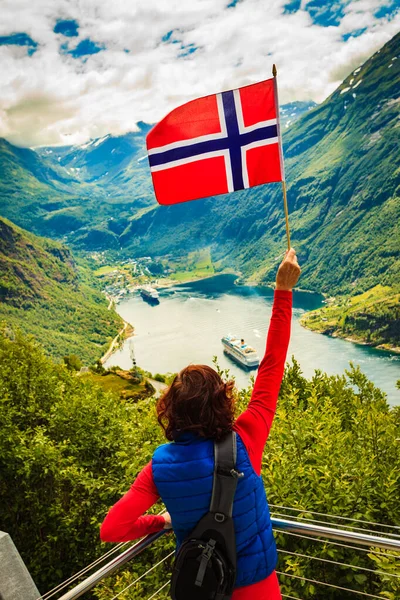 Tourist over Geirangerfjord with norwegian flag — Stock Photo, Image