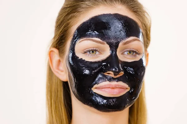 Fille noir carbo peel off masque sur le visage — Photo