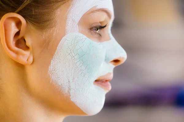 Flicka med grön lera mask på ansikte — Stockfoto