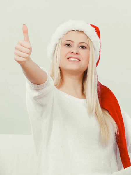 Boldog, fiatal nő, fárasztó Santa Claus kalap — Stock Fotó