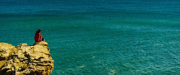 Mulher turística em falésias marítimas em Espanha — Fotografia de Stock