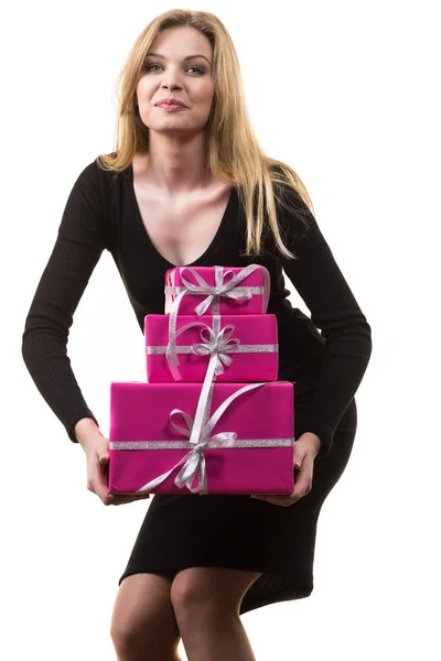 Menina segurando pilha de caixas de presente rosa — Fotografia de Stock