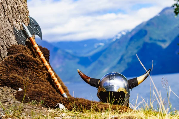 Шлем викинга на норвежском берегу — стоковое фото