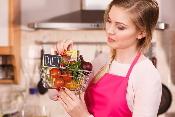 Frau mit Einkaufstüte mit Gemüse — Stockfoto