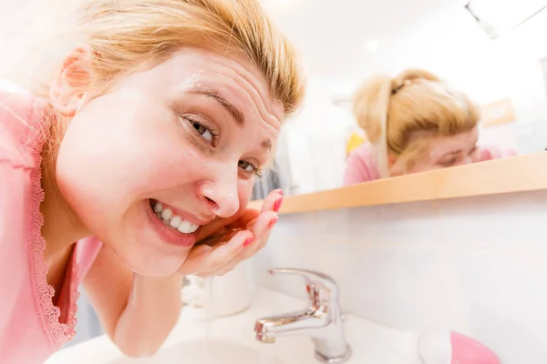 Mujer feliz lavándose la cara bajo el lavabo —  Fotos de Stock