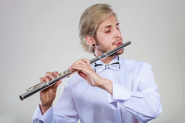 Masculino flutista tocando sua flauta — Fotografia de Stock