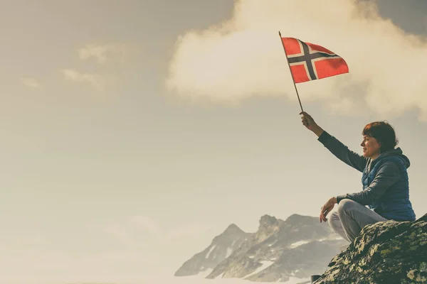 Dağlarda Norveç bayrağı ile turist — Stok fotoğraf