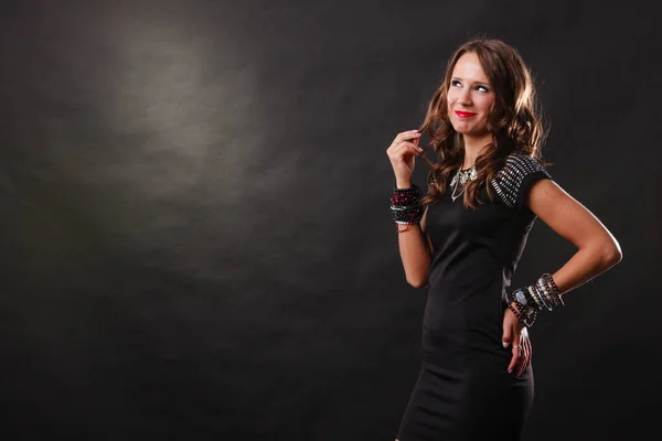 Mujer con joyas en vestido de noche negro —  Fotos de Stock