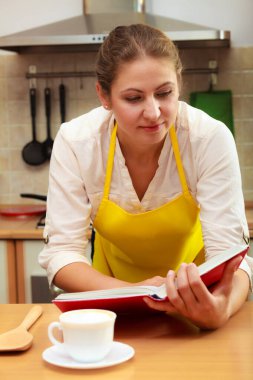 Ev hanımı kadın okuma kitabı mutfak.