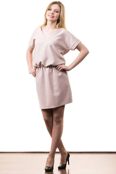 カジュアルなピンクのチュニック ドレスを着ている女性 — ストック写真