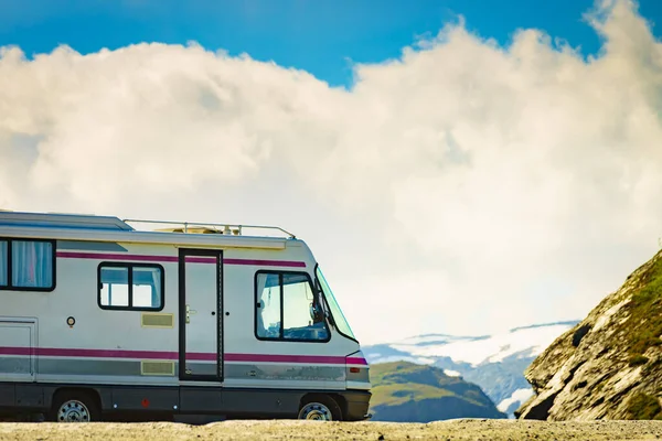 Coche campista en carretera en las montañas noruegas —  Fotos de Stock